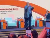 خالد الصاوي يفاجئ جمهور معرض الشارقة للكتاب بإلقاء قصيدة بالعامية