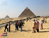 الأهرامات تبهر الزوار.. المصريون والسياح أمام سحر أبو الهول