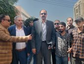 استوقفه خلال جولة.. محافظ سوهاج يوجه بتوفير فرصة عمل لشاب من ذوى الهمم