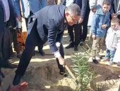 وزير الزراعة ومحافظ الجيزة يزرعان نخلة فى انطلاق مهرجان التمور بالواحات البحرية.. فيديو