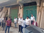 رئيس حى شرق شبرا الخيمة يزيل مخالفات البناء ويحيل المقصرين للتحقيق