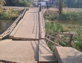 الوحدة المحلية تغلق مداخل كوبرى العتامنة بطما سوهاج بعد انهياره.. صور