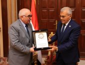 المستشار حسين مدكور يزور رئيس مجلس الشيوخ لتهنئته بفوزه بثقة المجلس.. صور