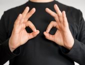 تكلم بيديك لتقنع الناس أكثر.. دراسة حديثة: حركات اليد تزيد مصداقيتك
