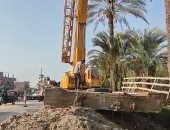 بدء رفع أجزاء كوبري العتامنة المنهار بطما سوهاج