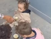 عرض أطفال تركتهم أمهم في الزراعات بالشرقية على المستشفى للاطمئنان على صحتهم