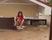 فيديو يحبس الأنفاس لفتاة محاصرة وسط مياه الفيضانات في الفلبين