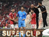 لحظة تسلم محمد الشناوى كأس السوبر المصري بعد تتويج الأهلى.. فيديو