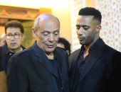 شقيق الزعيم عادل إمام يقدم واجب العزاء فى والد محمد رمضان