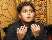 نجل محمد رمضان يقرأ القرآن ويدعو لجده فى عزائه بصحبة عمته وجدته.. صور 