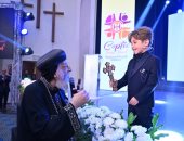البابا تواضروس يهدي صليب اليد الخاص بقداسته لمقدم الاحتفالية الطفل بوليكاربوس