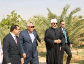 محافظ الوادي الجديد يستقبل مفتي الجمهورية ويزرع نخلة فى حديقة المسئولين
