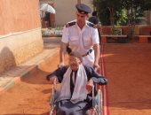 مسن على كرسى متحرك يدلى بصوته فى انتخابات مجلس النواب بسوهاج..فيديو وصور