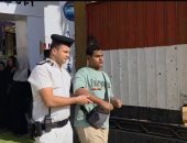 الشرطة تساعد كفيفا وكبار السن للإدلاء بأصواتهم فى انتخابات البرلمان بأسوان