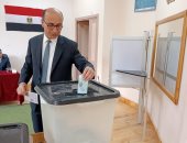 رئيس جامعة دمنهور يدلى بصوته بانتخابات النواب.. ويؤكد: المشاركة واجب وطنى