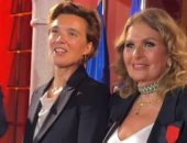 سفير فرنسا يكرم يسرا ويمنحها وسام فارس جوقة الشرف بحضور زوجها