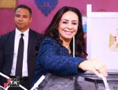 وزيرة التضامن تدلي بصوتها في انتخابات النواب بمدرسة بدر الإعدادية بالدقي.. فيديو