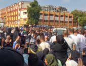 لحظة سقوط زوجة إسماعيل الليثى أثناء تشييع جثمان زوجها.. فيديو