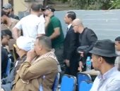 فيديو.. بكاء وانهيار الفنانين وأسرة وأصدقاء إسماعيل الليثى فى جنازته بامبابة