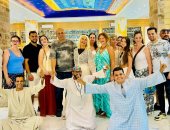 ملوك التسويق يبهرون السياح غرب الأقصر.. عظمة الصعايدة فى بيع التحف والألباستر تجذب مئات الأجانب لشراء الهدايا يومياً.. بداية الفن على يد مهندس الملك خوفو الذى أهدى الملك نموذجا مصغرا للهرم الأكبر.. صور