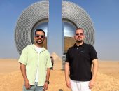 فنانون تشكيليون من مختلف دول العالم يضعون أعمالهم أمام الأهرامات.. صور