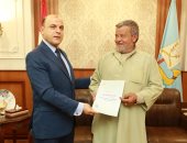 محافظ كفرالشيخ يسلم 8 عقود تقنين أراضى أملاك دولة للمستفيدين من المواطنين