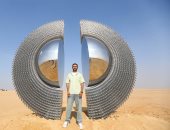 فنانون من مختلف دول العالم يضعون أعمالهم التشكيلية أمام الأهرامات.. صور