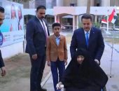 رئيس الوزراء العراقى يدلى بصوته بالانتخابات البرلمانية برفقة والدته.. فيديو