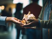 تفسير حلم الأكل مع الميت.. تحذير أم رسالة مطمئنة؟