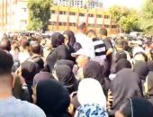 انهيار زوجة إسماعيل الليثي وتعرضها لحالة إغماء أثناء وداع جثمانه