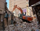 الدفع بحفارات شركة مياة الشرب للمشاركة فى رفع أنقاض عقار الجمرك المنهار بالإسكندرية