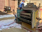 الدراوة الخشب ماكينة بدائية تنظف المحاصيل الزراعية بكفاءة عالية.. عرفات صاحب الـ75 عاما يحافظ على تراث أجداده.. ويحمى الآلة من الانقراض.. ويؤكد: عملت عليها وأنا طفل ذى 10 سنوات وكانت بتفتح بيوت كاملة