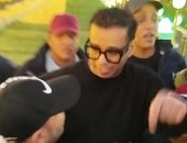 محمود الليثى باكيا من عزاء إسماعيل الليثى: مع السلامة يا طيب