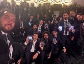 صحفيو مهرجان القاهرة يرفعون صورة ماجد هلال قبل انطلاق حفل الافتتاح