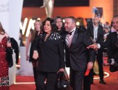 أحمد السقا وحسين فهمى يستقبلان إسعاد يونس بالأحضان فى افتتاح مهرجان القاهرة.. صور 