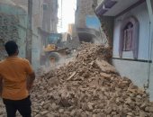 إزالة منزل آيل للسقوط في مدينة قنا حفاظا على سلامة المواطنين