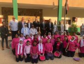 مدير تعليم القليوبية يتابع انتظام الدراسة بمدارس بنها ويشارك بطابور الصباح