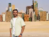 فنانون من مختلف دول العالم يضعون أعمالهم التشكيلية أمام الأهرامات.. فيديو