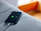 خبراء يحذرون من مخاطر شحن الموبايل داخل المنزل بطريقة خاطئة