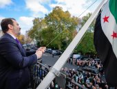 وزير الخارجية السورى يرفع علم بلاده فوق سفارة دمشق فى لندن 