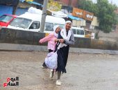 الشتا يدق الببان.. تساقط مفاجئ للأمطار على مدن جنوب الجيزة