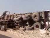 مصرع وإصابة 5 أشخاص إثر حادث تصادم سيارتين بالطريق الإقليمى