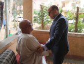 محافظ كفر الشيخ يستجيب لمواطن ويزور والده المريض فى منزله