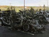 النيران تلتهم أكثر من 20 سيارة تسلا فى مركز لبيع السيارات فى فرنسا.. فيديو