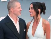 إينيس دى رامون تحافظ على توازن براد بيت وسط معركته القانونية مع أنجلينا جولى