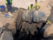 رئيس مياه الجيزة يشرف على إصلاح كسر خط الحمأة قطر 800 مم بالشيخ زايد