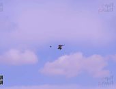 طائرة شراعية تُحلّق فوق الأهرامات فى مشهد يلتقط جمال الصحراء