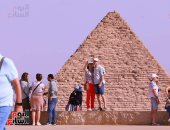 فى رحاب الأهرام.. السائحون يجتعون أمام المنصة الحجرية الأشهر عالميا