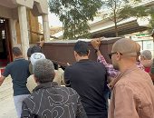 تشييع جثمان محمد صبري من مسجد السلام تمهيدا لدفنه بمقابر الأسرة بالتجمع