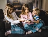 4 طرق بسيطة لتقليل العنف بين الإخوة.. تحكم فى انفعالك وكن محايدًا